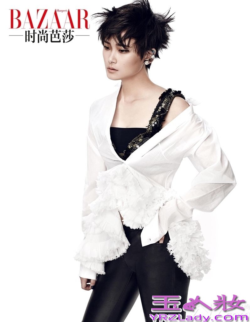 近日，李宇春登上《时尚芭莎》双刊封面。李宇春透明装扮造型前卫，并头戴羽冠显高冷气质。
