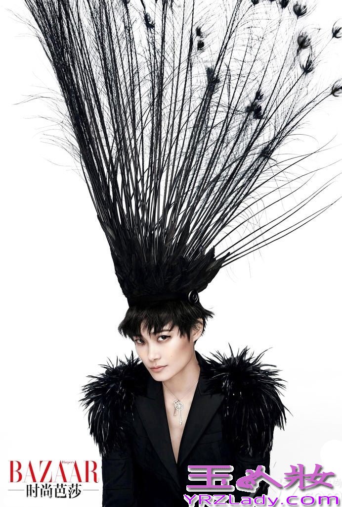 近期，李宇春为《时尚芭莎》拍摄一组四月封面大片，整个大片的格局以李宇春擅长的黑色为基调。这次李宇春一反以前假小子的形象，走起了冷艳性感路线。金属感大地色妆容加上黑色透视装，气场瞬间凝固。