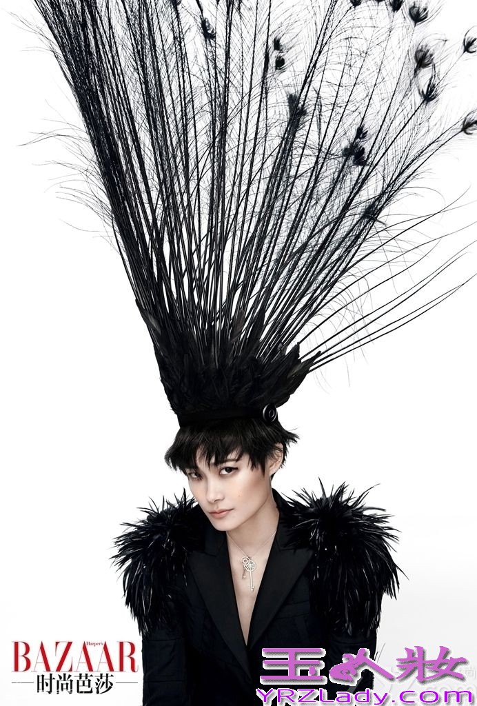 近日，李宇春登上《时尚芭莎》双刊封面。李宇春透明装扮造型前卫，并头戴羽冠显高冷气质。