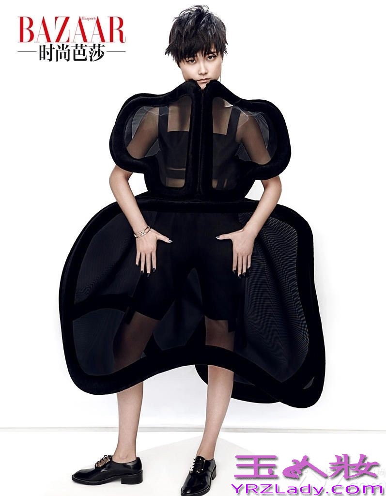 近期，李宇春为《时尚芭莎》拍摄一组四月封面大片，整个大片的格局以李宇春擅长的黑色为基调。这次李宇春一反以前假小子的形象，走起了冷艳性感路线。金属感大地色妆容加上黑色透视装，气场瞬间凝固。