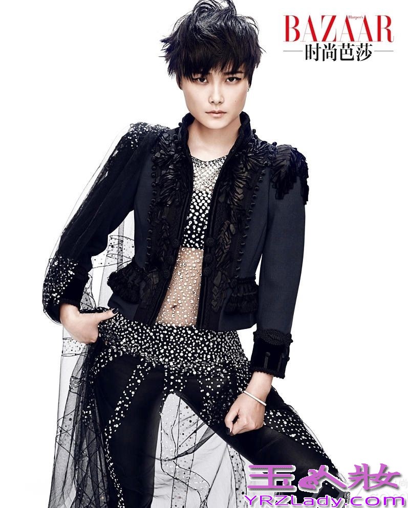 近期，李宇春为《时尚芭莎》拍摄一组四月封面大片，整个大片的格局以李宇春擅长的黑色为基调。这次李宇春一反以前假小子的形象，走起了冷艳性感路线。金属感大地色妆容加上黑色透视装，气场瞬间凝固。