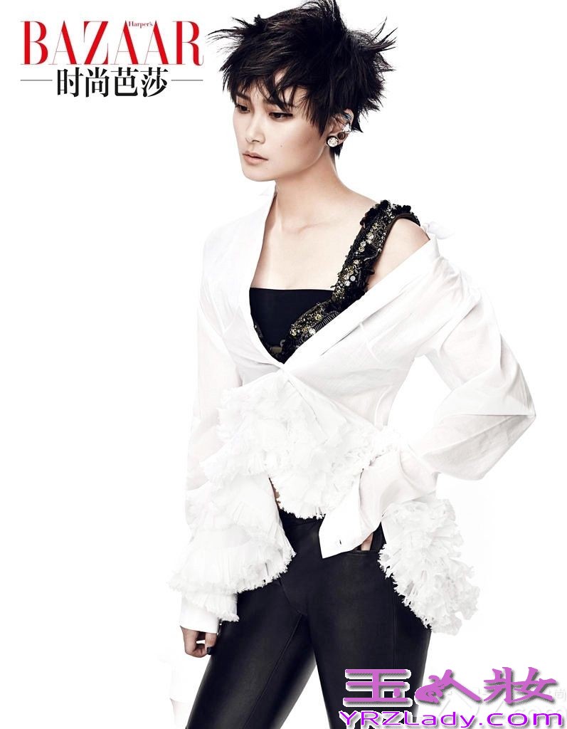 近期，李宇春为《时尚芭莎》拍摄一组四月封面大片，整个大片的格局以李宇春擅长的黑色为基调。这次李宇春一反以前假小子的形象，走起了冷艳性感路线。金属感大地色妆容加上黑色透视装，气场瞬间凝固。