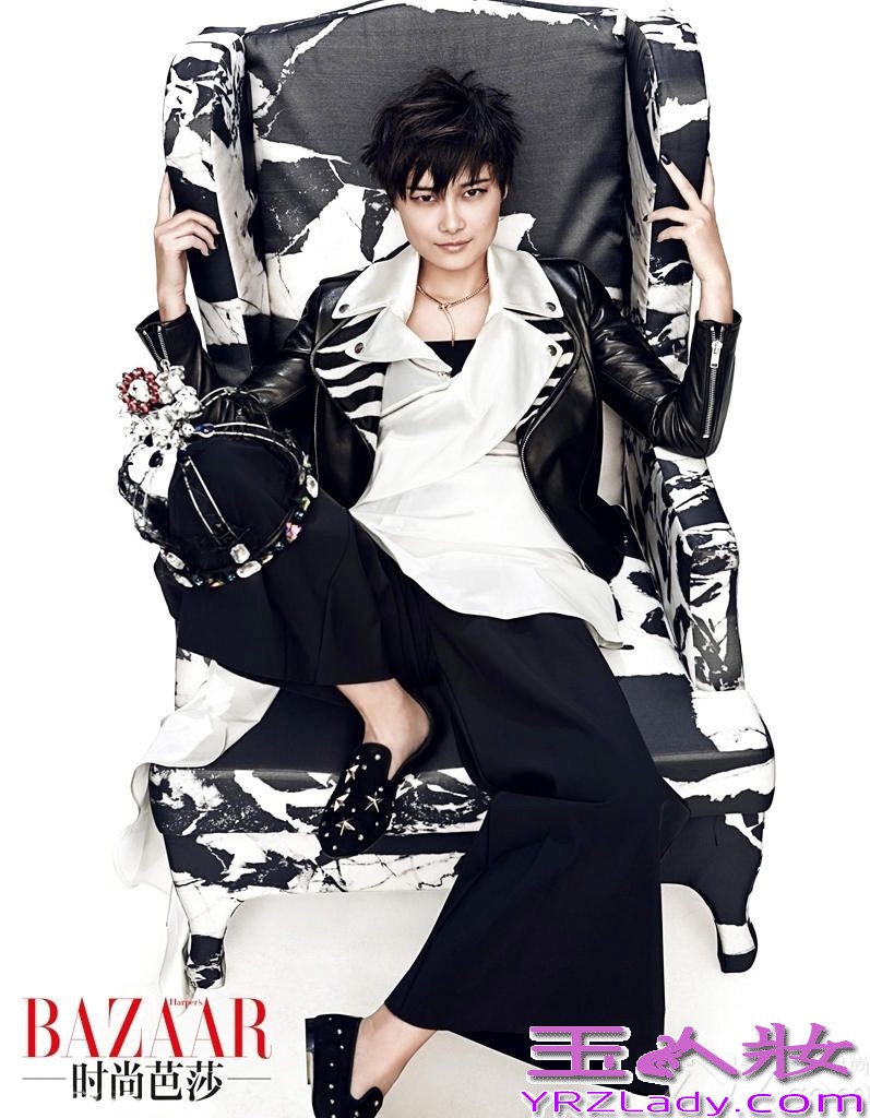 近期，李宇春为《时尚芭莎》拍摄一组四月封面大片，整个大片的格局以李宇春擅长的黑色为基调。这次李宇春一反以前假小子的形象，走起了冷艳性感路线。金属感大地色妆容加上黑色透视装，气场瞬间凝固。