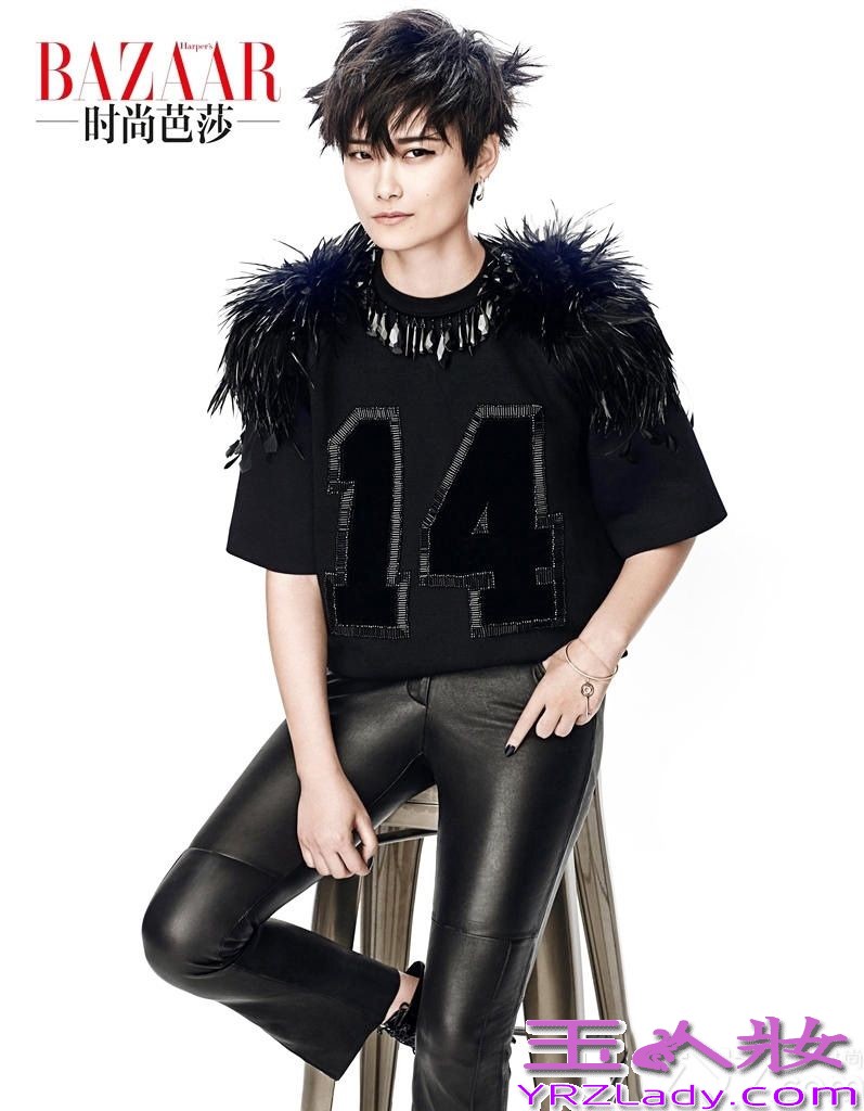 近期，李宇春为《时尚芭莎》拍摄一组四月封面大片，整个大片的格局以李宇春擅长的黑色为基调。这次李宇春一反以前假小子的形象，走起了冷艳性感路线。金属感大地色妆容加上黑色透视装，气场瞬间凝固。