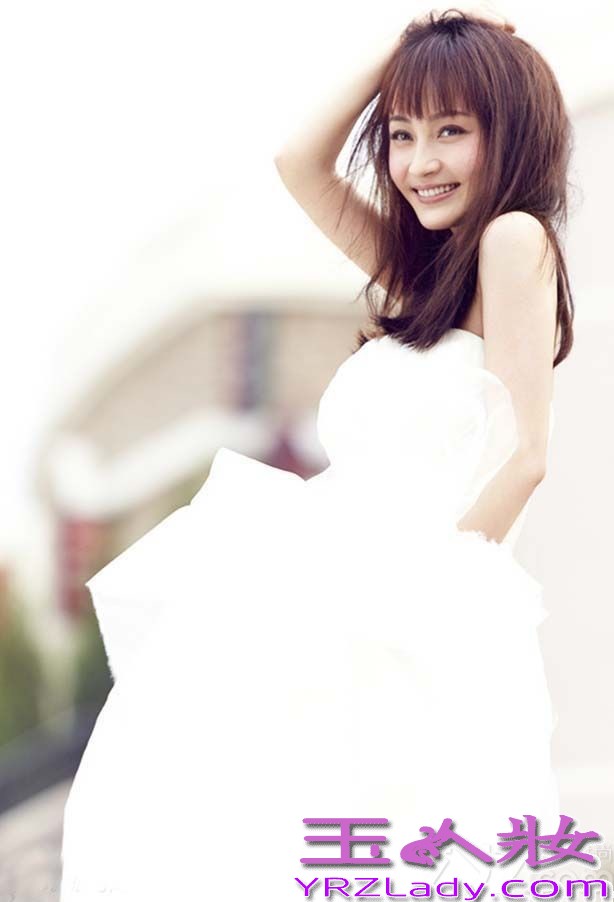 近日姚笛和文章的婚外情传的沸沸扬扬，两人同时游玩的照片也是漫天飞，文章更是通过发微博默认事实。而早前，姚笛就独自拍婚纱照，纯白婚纱加上幸福表情，俨然一个幸福小女人。