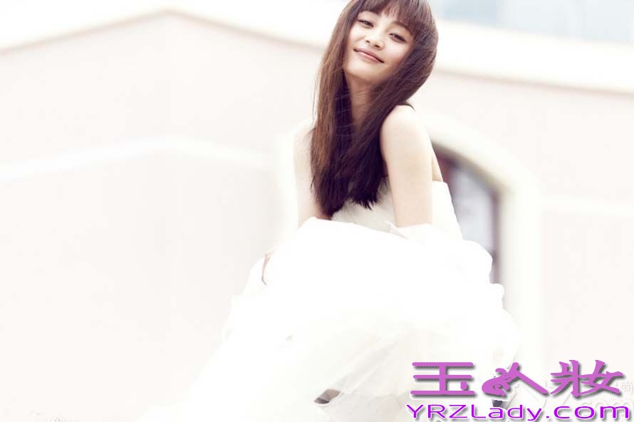 近日姚笛和文章的婚外情传的沸沸扬扬，两人同时游玩的照片也是漫天飞，文章更是通过发微博默认事实。而早前，姚笛就独自拍婚纱照，纯白婚纱加上幸福表情，俨然一个幸福小女人。