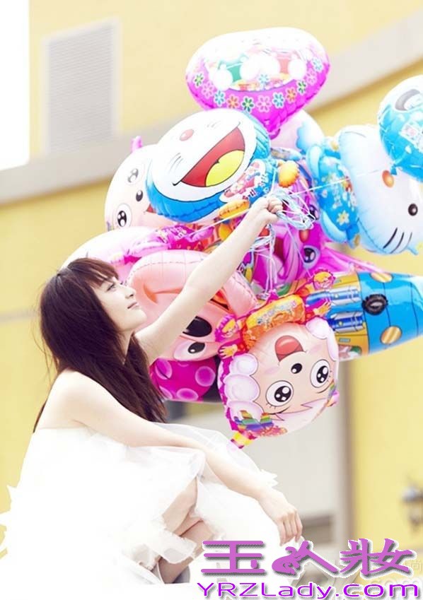 近日姚笛和文章的婚外情传的沸沸扬扬，两人同时游玩的照片也是漫天飞，文章更是通过发微博默认事实。而早前，姚笛就独自拍婚纱照，纯白婚纱加上幸福表情，俨然一个幸福小女人。