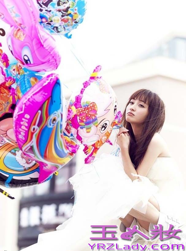 近日姚笛和文章的婚外情传的沸沸扬扬，两人同时游玩的照片也是漫天飞，文章更是通过发微博默认事实。而早前，姚笛就独自拍婚纱照，纯白婚纱加上幸福表情，俨然一个幸福小女人。