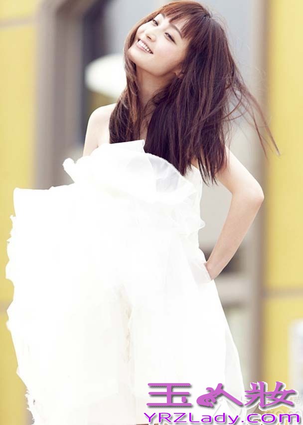 近日姚笛和文章的婚外情传的沸沸扬扬，两人同时游玩的照片也是漫天飞，文章更是通过发微博默认事实。而早前，姚笛就独自拍婚纱照，纯白婚纱加上幸福表情，俨然一个幸福小女人。