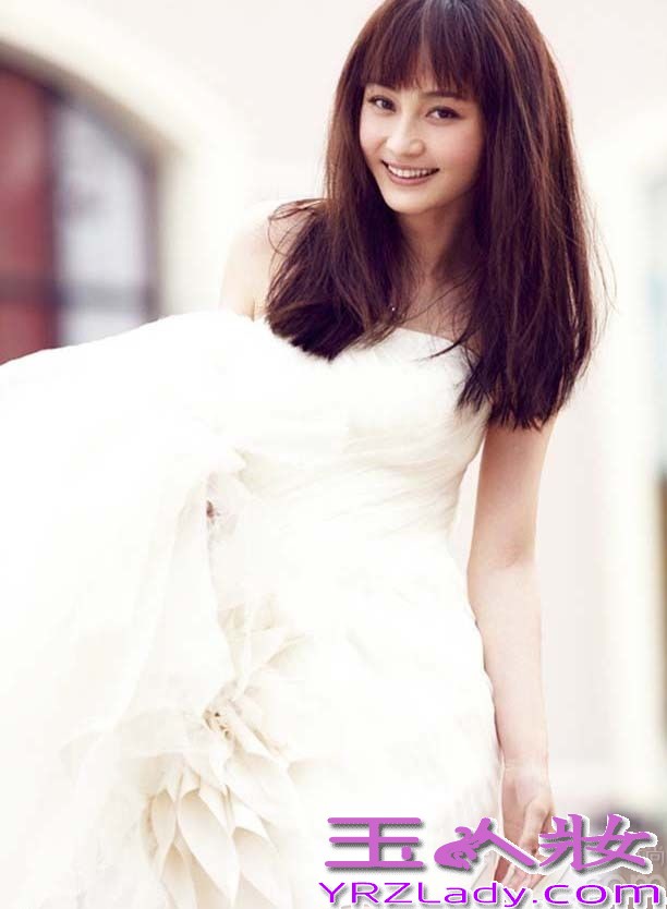 近日姚笛和文章的婚外情传的沸沸扬扬，两人同时游玩的照片也是漫天飞，文章更是通过发微博默认事实。而早前，姚笛就独自拍婚纱照，纯白婚纱加上幸福表情，俨然一个幸福小女人。