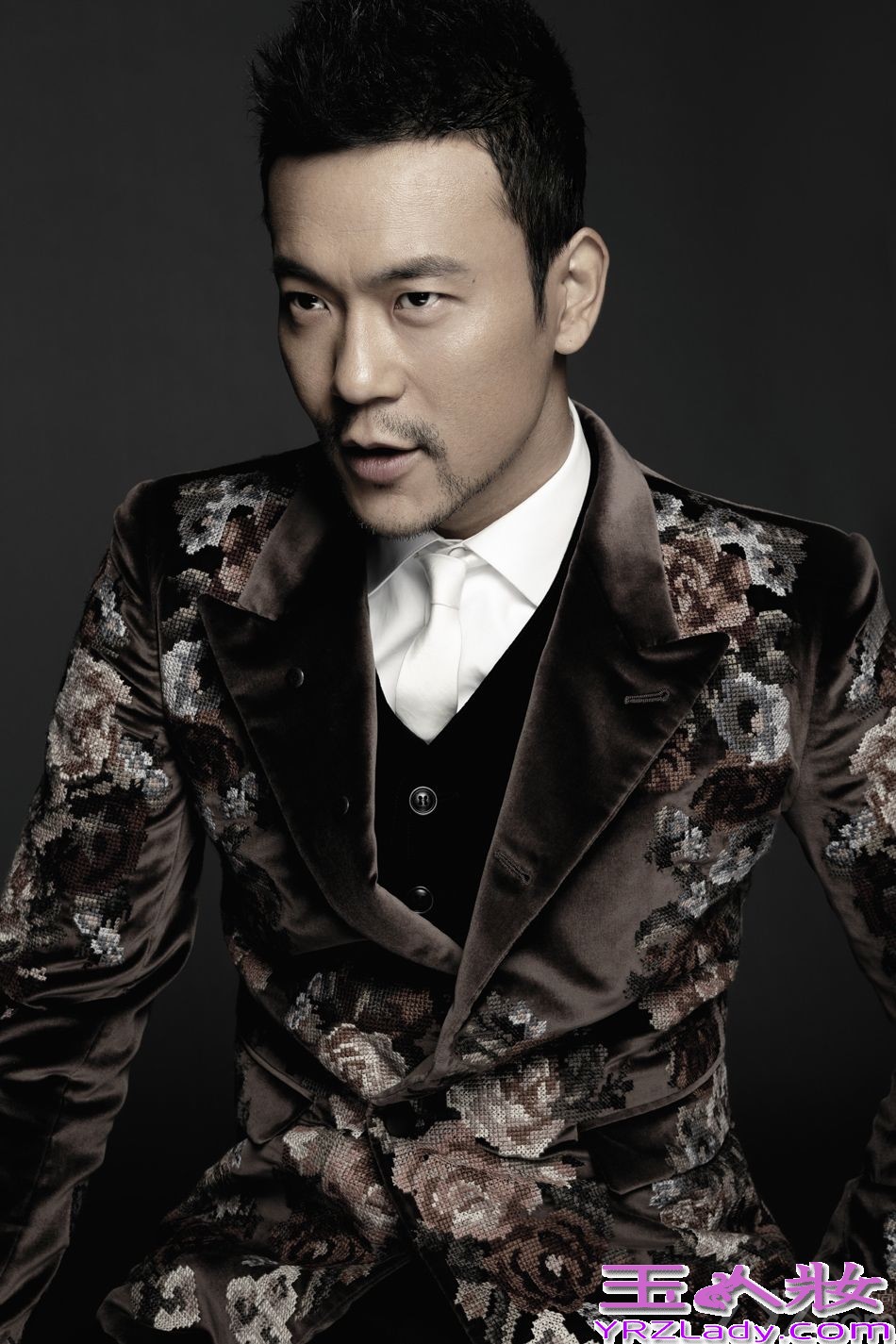 新科影帝廖凡近日曝光一组最新写真大片。身着花色西装的他眉宇间散发一股邪魅，与暗色背景相得益彰；而另一套经典的黑白套装又展现出男人的稳重与性感，在亦正亦邪间尽现锐气。游走在不同风格间的廖凡，既兼具大叔的成熟魅力，又留有年轻人的蓬勃朝气，对半熟女可谓极具杀伤力，完美演绎出“嫩叔”新概念。