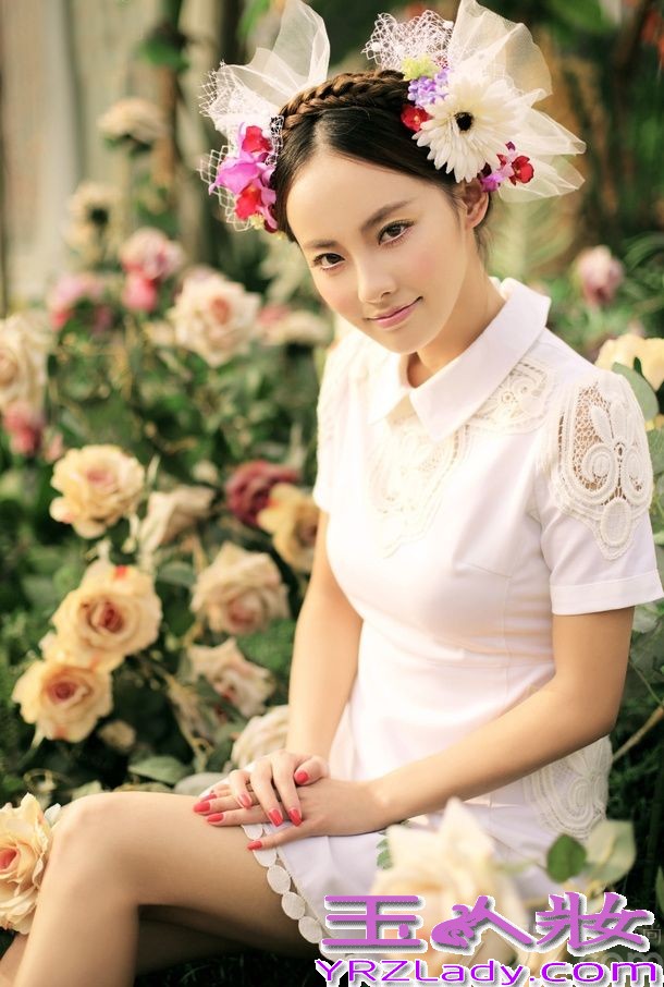 这几年张嘉倪的作品也逐渐被大家熟知，从《又见一帘幽梦》到《精忠岳飞》，每一部都有新的突破。这次她更是化身花房姑娘，在春暖明媚的季节，摆弄各种造型，简直美cry了！