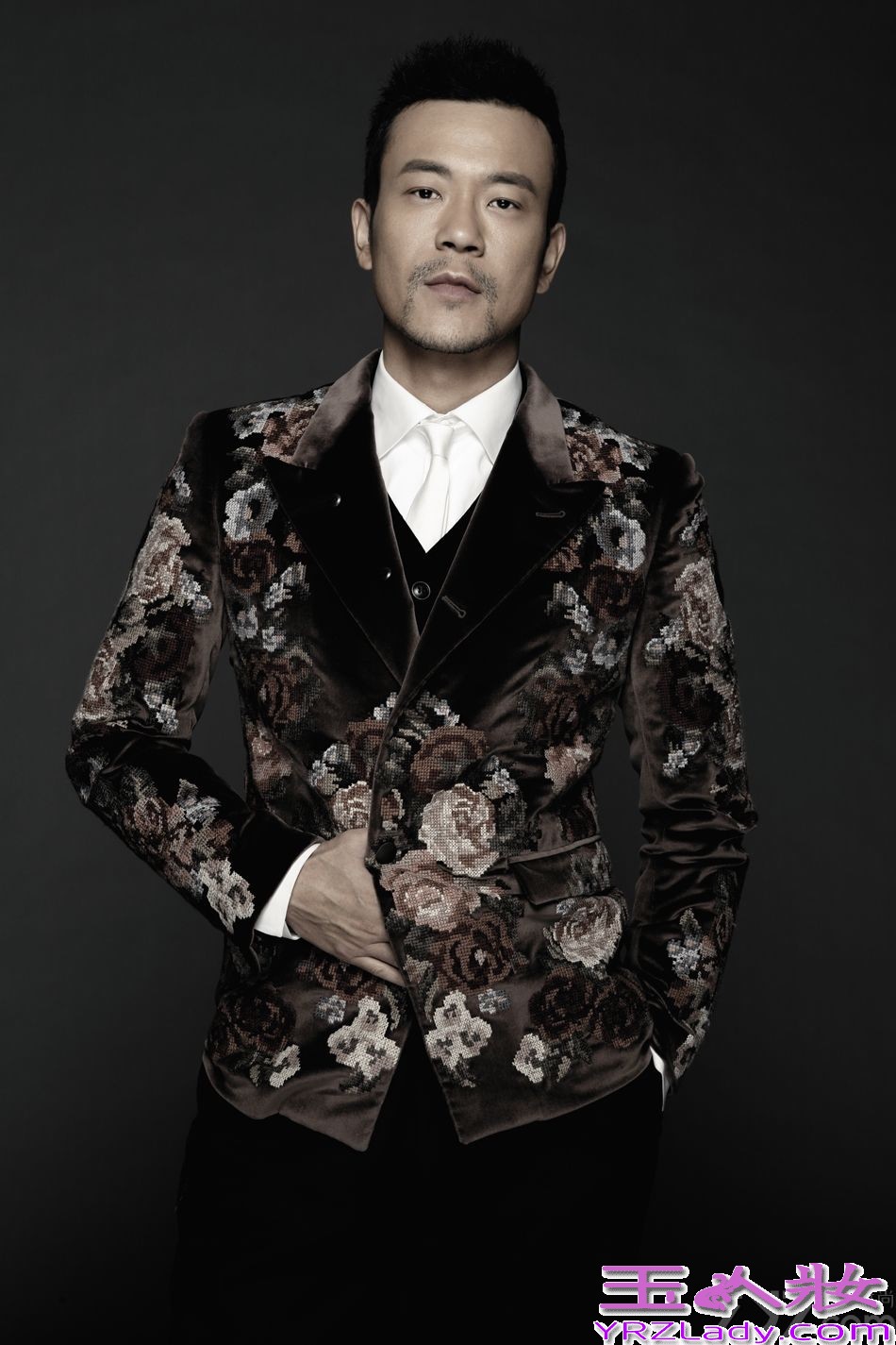 新科影帝廖凡近日曝光一组最新写真大片。身着花色西装的他眉宇间散发一股邪魅，与暗色背景相得益彰；而另一套经典的黑白套装又展现出男人的稳重与性感，在亦正亦邪间尽现锐气。游走在不同风格间的廖凡，既兼具大叔的成熟魅力，又留有年轻人的蓬勃朝气，对半熟女可谓极具杀伤力，完美演绎出“嫩叔”新概念。