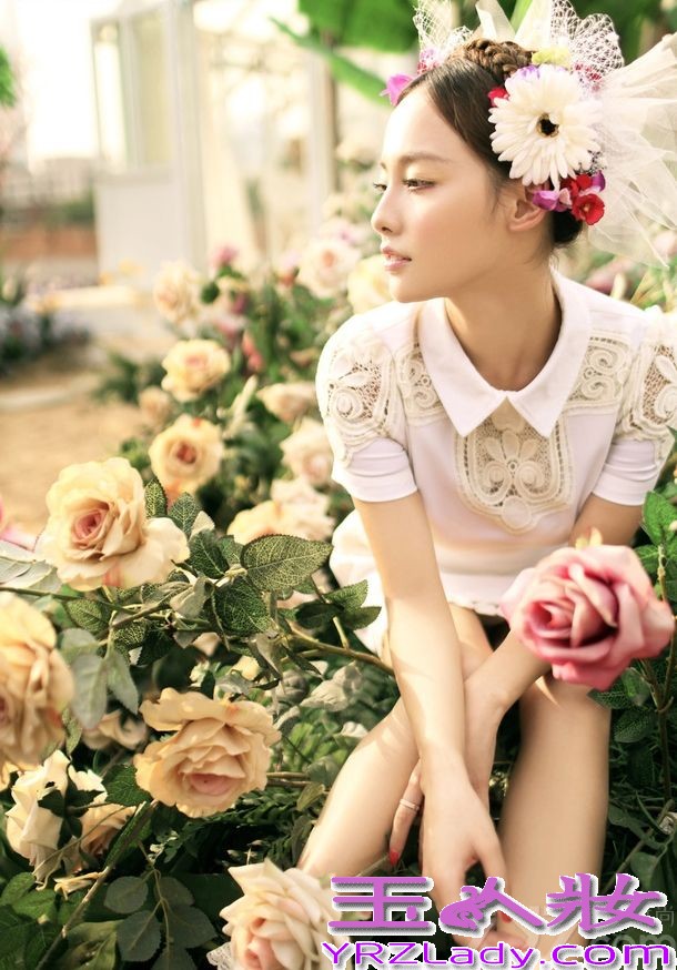 这几年张嘉倪的作品也逐渐被大家熟知，从《又见一帘幽梦》到《精忠岳飞》，每一部都有新的突破。这次她更是化身花房姑娘，在春暖明媚的季节，摆弄各种造型，简直美cry了！