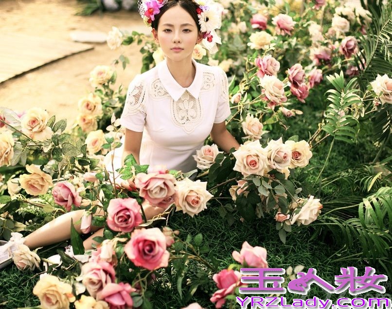 这几年张嘉倪的作品也逐渐被大家熟知，从《又见一帘幽梦》到《精忠岳飞》，每一部都有新的突破。这次她更是化身花房姑娘，在春暖明媚的季节，摆弄各种造型，简直美cry了！
