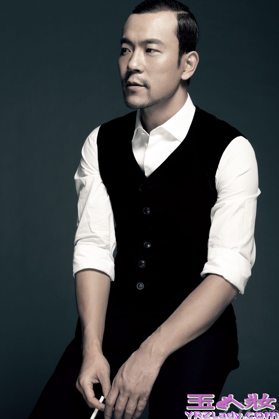 新科影帝廖凡近日曝光一组最新写真大片。身着花色西装的他眉宇间散发一股邪魅，与暗色背景相得益彰；而另一套经典的黑白套装又展现出男人的稳重与性感，在亦正亦邪间尽现锐气。游走在不同风格间的廖凡，既兼具大叔的成熟魅力，又留有年轻人的蓬勃朝气，对半熟女可谓极具杀伤力，完美演绎出“嫩叔”新概念。