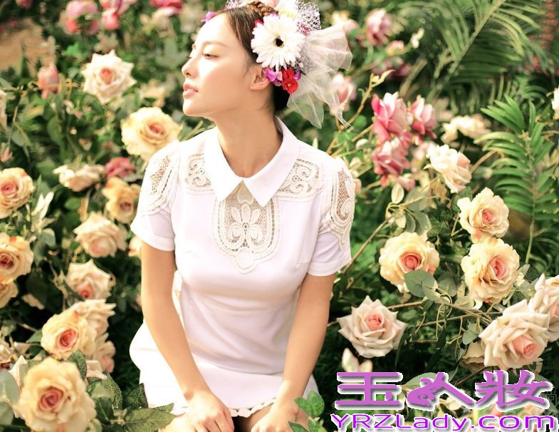 这几年张嘉倪的作品也逐渐被大家熟知，从《又见一帘幽梦》到《精忠岳飞》，每一部都有新的突破。这次她更是化身花房姑娘，在春暖明媚的季节，摆弄各种造型，简直美cry了！