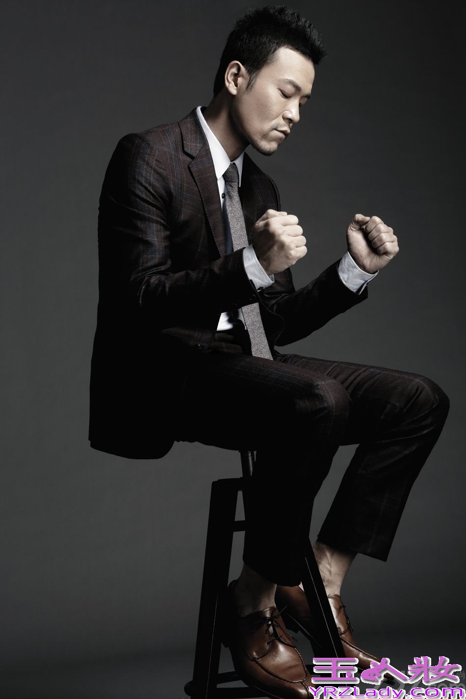 新科影帝廖凡近日曝光一组最新写真大片。身着花色西装的他眉宇间散发一股邪魅，与暗色背景相得益彰；而另一套经典的黑白套装又展现出男人的稳重与性感，在亦正亦邪间尽现锐气。游走在不同风格间的廖凡，既兼具大叔的成熟魅力，又留有年轻人的蓬勃朝气，对半熟女可谓极具杀伤力，完美演绎出“嫩叔”新概念。