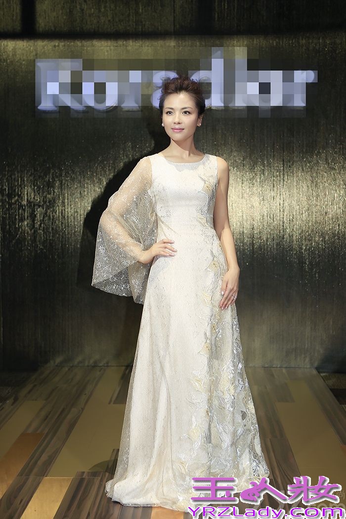 昨晚，刘涛受某品牌力邀出席该品牌2014秋冬时装发布会。当晚刘涛一袭金色蕾丝长裙压轴出场，仙气飘飘，展现姣好身材 ，气场强大女神范无人能及。当被问及生命中最好的时光是哪一段时，刘涛很坚定地回答，生命中每一段时光都是美好而不可复制的，最美好的永远在现在、此刻、当下！