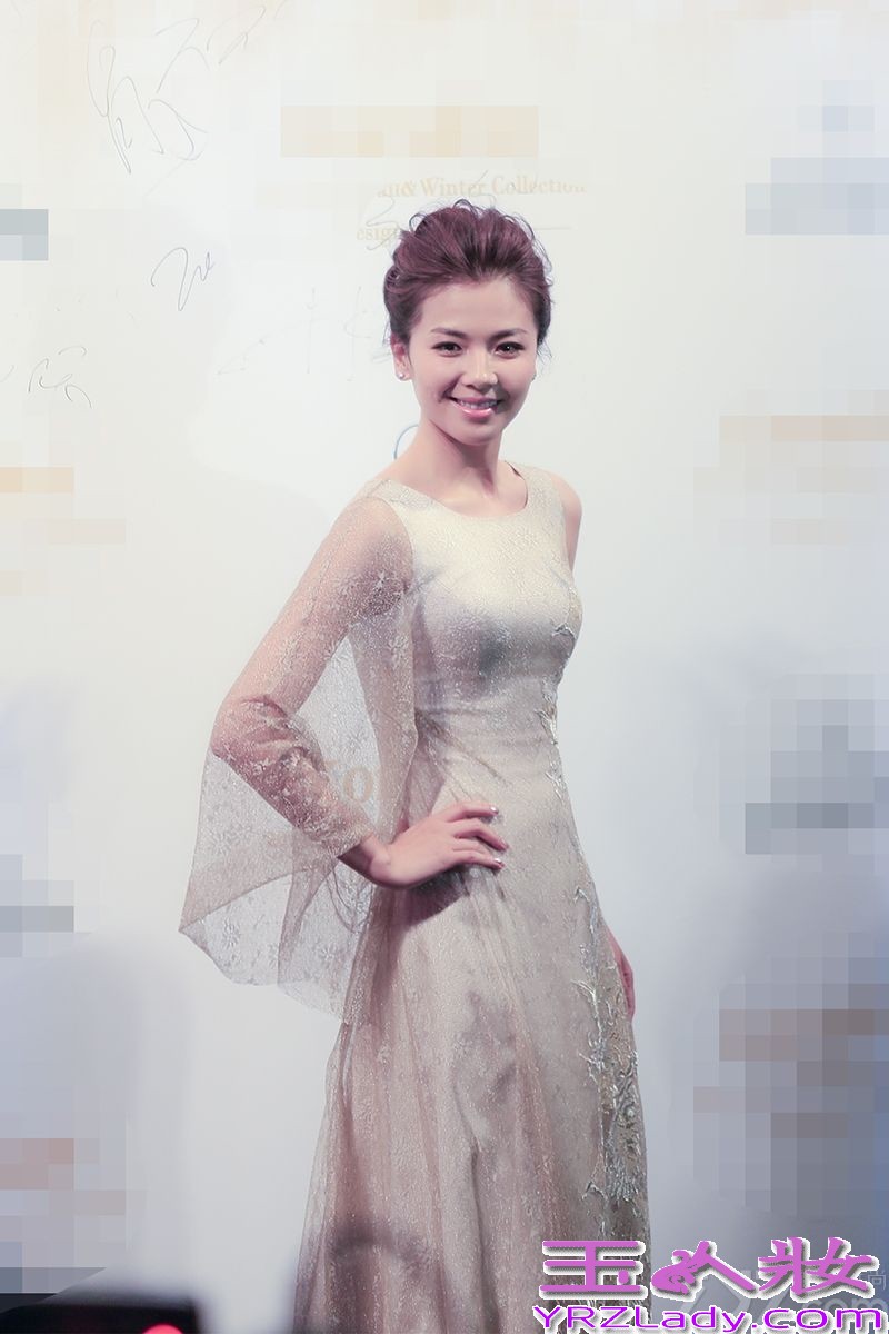 昨晚，刘涛受某品牌力邀出席该品牌2014秋冬时装发布会。当晚刘涛一袭金色蕾丝长裙压轴出场，仙气飘飘，展现姣好身材 ，气场强大女神范无人能及。当被问及生命中最好的时光是哪一段时，刘涛很坚定地回答，生命中每一段时光都是美好而不可复制的，最美好的永远在现在、此刻、当下！