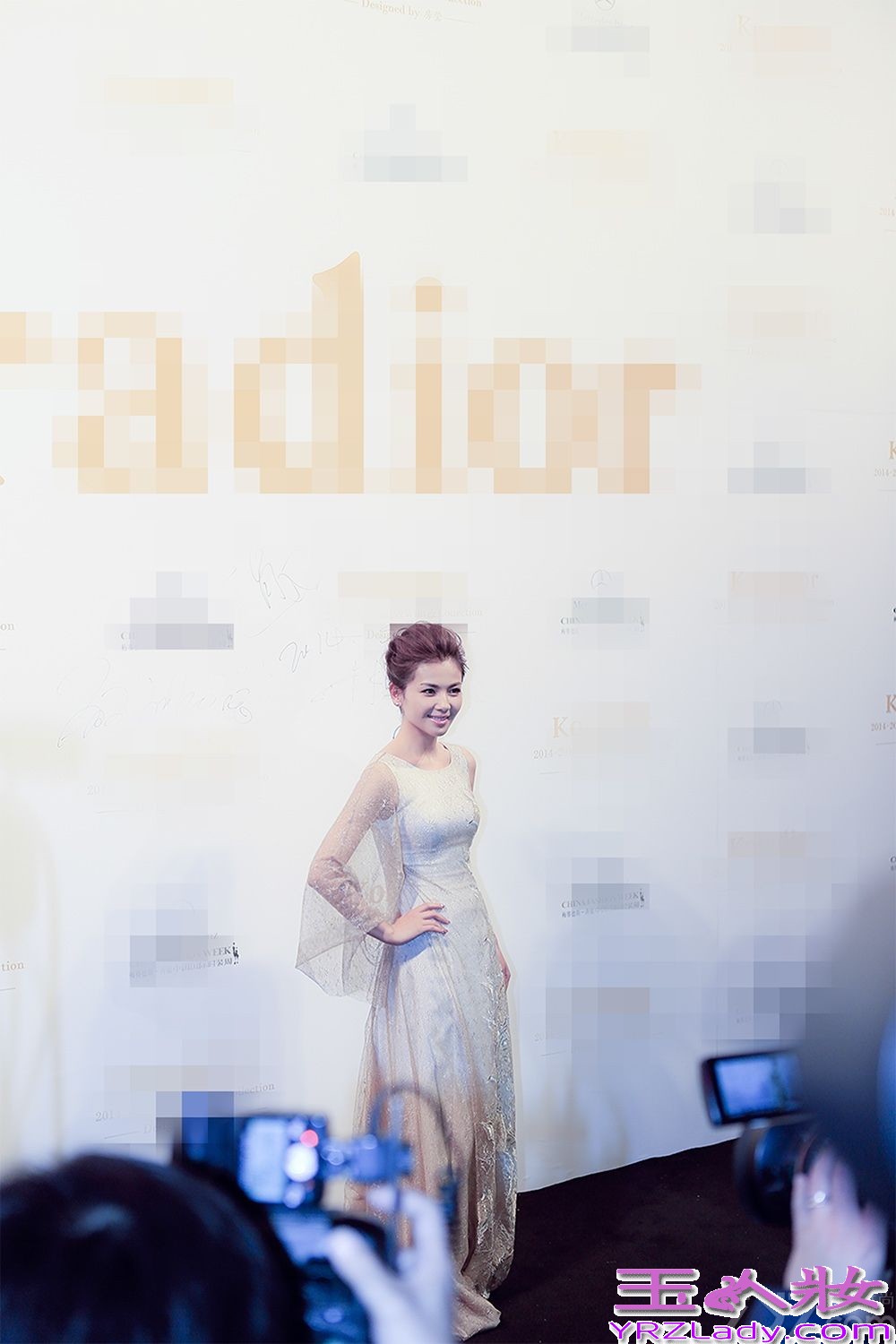 昨晚，刘涛受某品牌力邀出席该品牌2014秋冬时装发布会。当晚刘涛一袭金色蕾丝长裙压轴出场，仙气飘飘，展现姣好身材 ，气场强大女神范无人能及。当被问及生命中最好的时光是哪一段时，刘涛很坚定地回答，生命中每一段时光都是美好而不可复制的，最美好的永远在现在、此刻、当下！