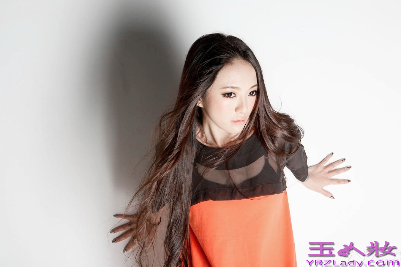 近日，新鲜音乐旗下艺人、歌手KIKI胡灵曝光一组春日写真，宣布正式开始2014年的工作，在去年发布了《待续...》EP就继续沉淀的胡灵在今年将继续给我们带来她的音乐惊喜。