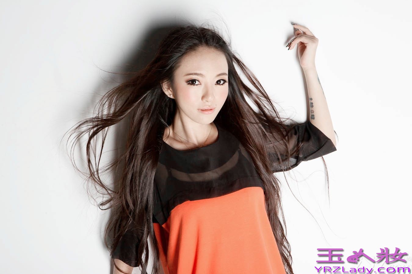 近日，新鲜音乐旗下艺人、歌手KIKI胡灵曝光一组春日写真，宣布正式开始2014年的工作，在去年发布了《待续...》EP就继续沉淀的胡灵在今年将继续给我们带来她的音乐惊喜。