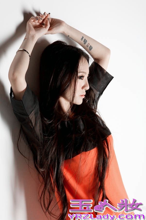 近日，新鲜音乐旗下艺人、歌手KIKI胡灵曝光一组春日写真，宣布正式开始2014年的工作，在去年发布了《待续...》EP就继续沉淀的胡灵在今年将继续给我们带来她的音乐惊喜。