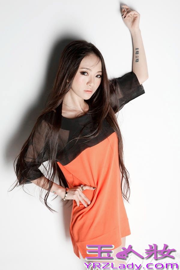 近日，新鲜音乐旗下艺人、歌手KIKI胡灵曝光一组春日写真，宣布正式开始2014年的工作，在去年发布了《待续...》EP就继续沉淀的胡灵在今年将继续给我们带来她的音乐惊喜。