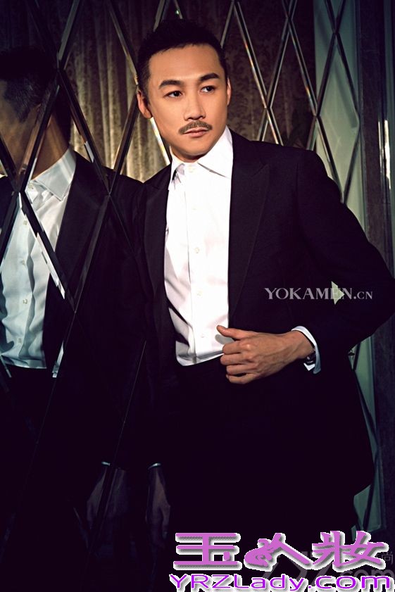 近日，高虎为国内某杂志拍摄了一组写真。高虎一改近期热播剧《家宴》中的角色形象，身着西装套装，在镜头下时而雅痞时而绅士，轻熟男气质显露无疑。