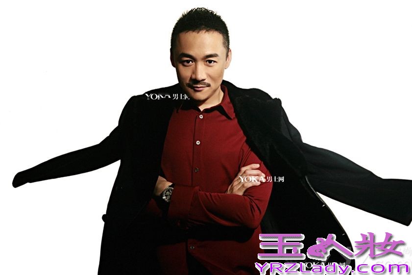 近日，高虎为国内某杂志拍摄了一组写真。高虎一改近期热播剧《家宴》中的角色形象，身着西装套装，在镜头下时而雅痞时而绅士，轻熟男气质显露无疑。