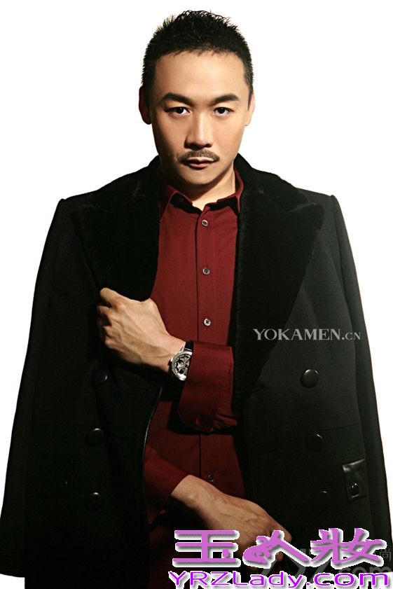 近日，高虎为国内某杂志拍摄了一组写真。高虎一改近期热播剧《家宴》中的角色形象，身着西装套装，在镜头下时而雅痞时而绅士，轻熟男气质显露无疑。