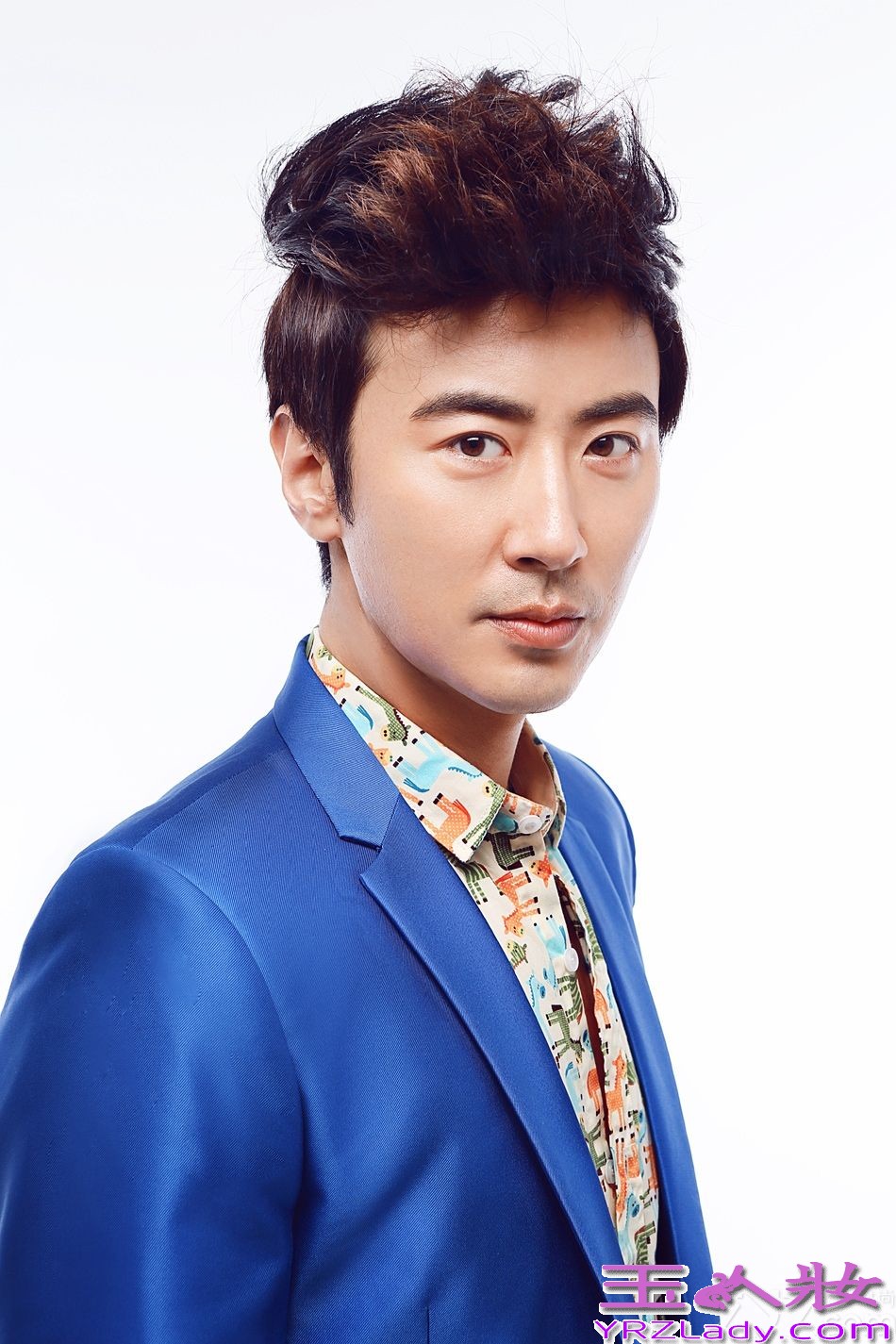  近日，《新京华烟云》中帅气的“孔叫兽”高梓淇曝光了一组时尚写真大片。亮色西装勾勒出雅痞的暖男气质，同色系鞋履与精致装扮相辉映，举手投足间彰显型男风尚。个性张扬的发型，预示着高梓淇勃发向上的冲劲，新晋国民男神称号呼之欲出。