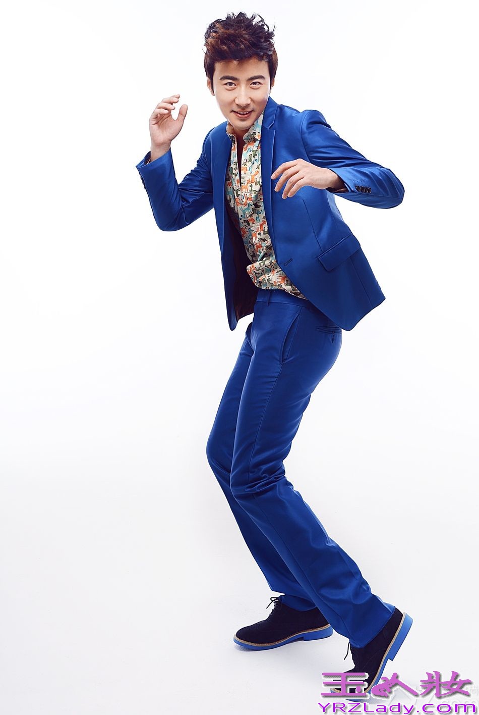  近日，《新京华烟云》中帅气的“孔叫兽”高梓淇曝光了一组时尚写真大片。亮色西装勾勒出雅痞的暖男气质，同色系鞋履与精致装扮相辉映，举手投足间彰显型男风尚。个性张扬的发型，预示着高梓淇勃发向上的冲劲，新晋国民男神称号呼之欲出。