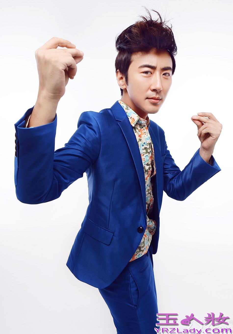  近日，《新京华烟云》中帅气的“孔叫兽”高梓淇曝光了一组时尚写真大片。亮色西装勾勒出雅痞的暖男气质，同色系鞋履与精致装扮相辉映，举手投足间彰显型男风尚。个性张扬的发型，预示着高梓淇勃发向上的冲劲，新晋国民男神称号呼之欲出。