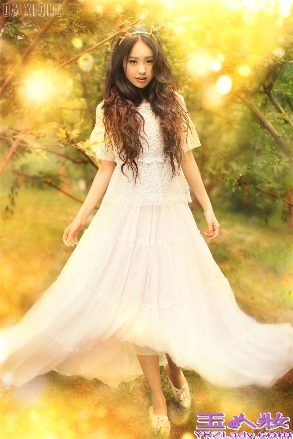 近日，网上曝光一组孙耀琦最新写真大片，孙耀琦身着白色复古轻纱长裙，置身于清新大自然中，化身为清纯自然精灵。在目前正在热播的《隋唐英雄4》中，孙耀琦饰演樊梨花。