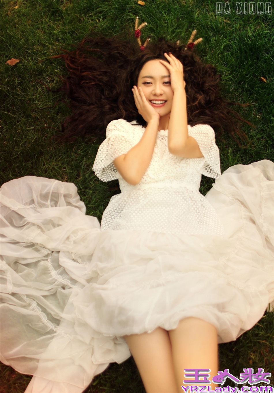 近日，网上曝光一组孙耀琦最新写真大片，孙耀琦身着白色复古轻纱长裙，置身于清新大自然中，化身为清纯自然精灵。在目前正在热播的《隋唐英雄4》中，孙耀琦饰演樊梨花。