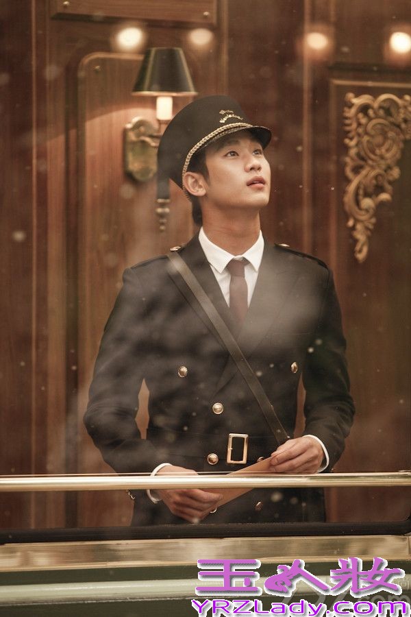 韩国首尔当地时间2014年3月19日，金秀贤为代言的面包品牌Tous Les Jours拍摄了一组写真大片。因《来自星星的你》而爆红的“都教授”依旧用迷死人的萌态融化大家，整个画面也犹如童话世界般，这简直就是“都教授”的“制服诱惑”计。