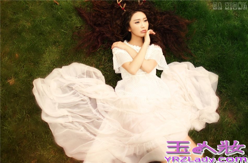 近日，网上曝光一组孙耀琦最新写真大片，孙耀琦身着白色复古轻纱长裙，置身于清新大自然中，化身为清纯自然精灵。在目前正在热播的《隋唐英雄4》中，孙耀琦饰演樊梨花。