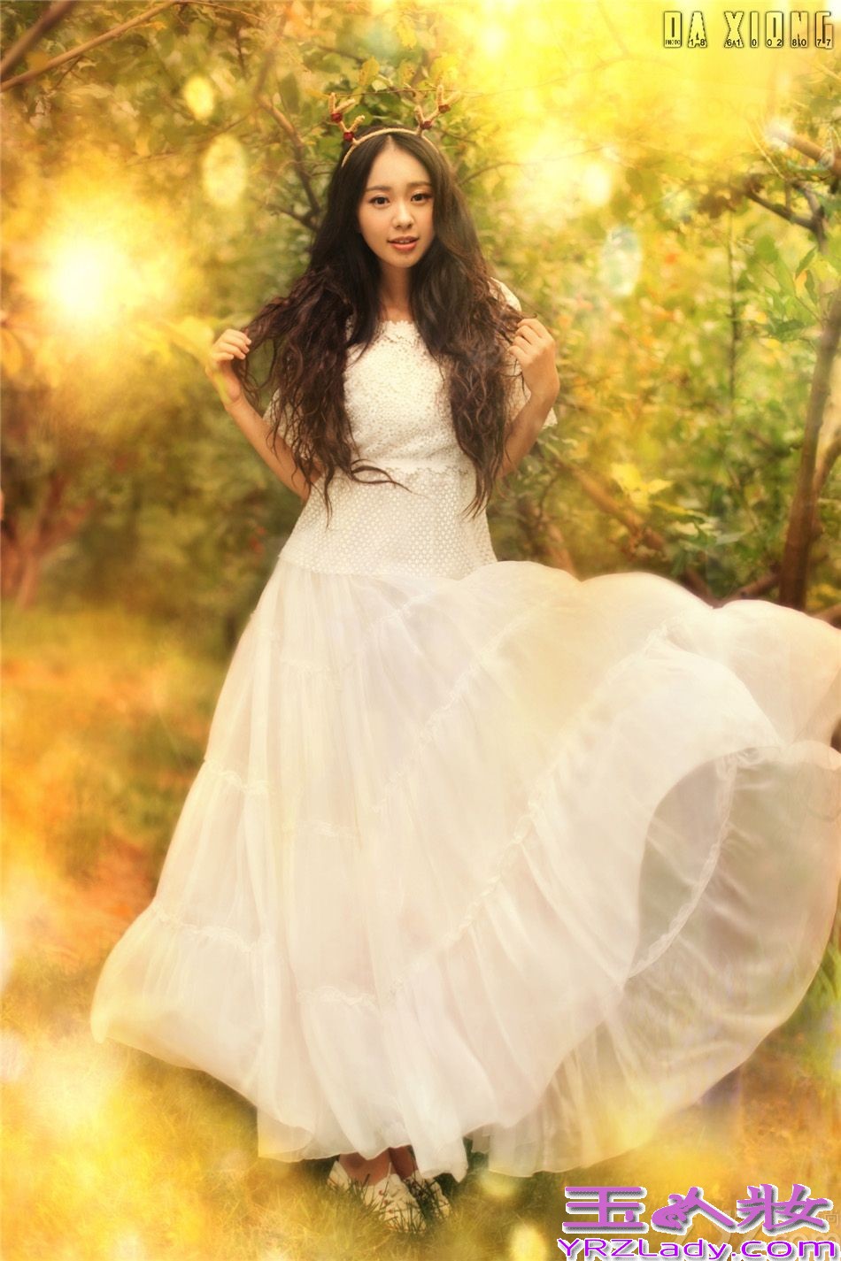 近日，网上曝光一组孙耀琦最新写真大片，孙耀琦身着白色复古轻纱长裙，置身于清新大自然中，化身为清纯自然精灵。在目前正在热播的《隋唐英雄4》中，孙耀琦饰演樊梨花。