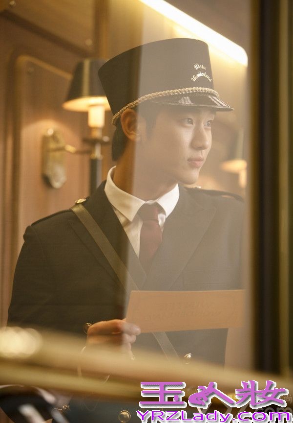 韩国首尔当地时间2014年3月19日，金秀贤为代言的面包品牌Tous Les Jours拍摄了一组写真大片。因《来自星星的你》而爆红的“都教授”依旧用迷死人的萌态融化大家，整个画面也犹如童话世界般，这简直就是“都教授”的“制服诱惑”计。