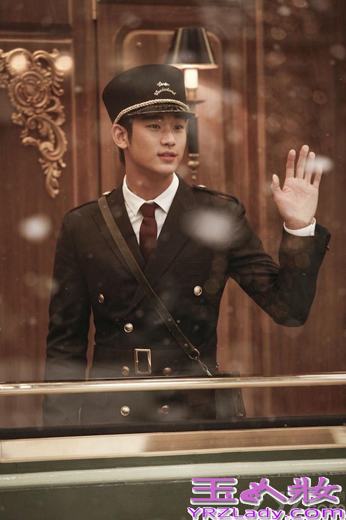 韩国首尔当地时间2014年3月19日，金秀贤为代言的面包品牌Tous Les Jours拍摄了一组写真大片。因《来自星星的你》而爆红的“都教授”依旧用迷死人的萌态融化大家，整个画面也犹如童话世界般，这简直就是“都教授”的“制服诱惑”计。