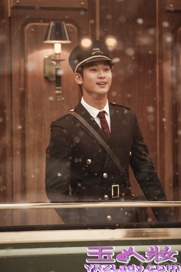 韩国首尔当地时间2014年3月19日，金秀贤为代言的面包品牌Tous Les Jours拍摄了一组写真大片。因《来自星星的你》而爆红的“都教授”依旧用迷死人的萌态融化大家，整个画面也犹如童话世界般，这简直就是“都教授”的“制服诱惑”计。