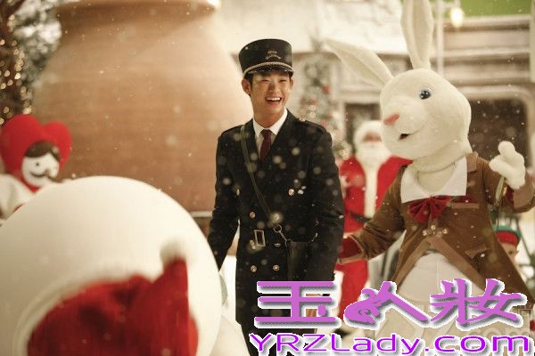 韩国首尔当地时间2014年3月19日，金秀贤为代言的面包品牌Tous Les Jours拍摄了一组写真大片。因《来自星星的你》而爆红的“都教授”依旧用迷死人的萌态融化大家，整个画面也犹如童话世界般，这简直就是“都教授”的“制服诱惑”计。