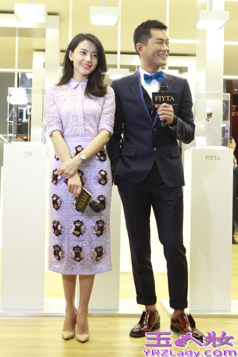 昨晚，高圆圆一袭雪青色蕾丝裙装亮相瑞士巴塞尔国际钟表展，与古天乐一同为其代言的某手表品牌造势。高圆圆鲜艳红唇搭配淑女范儿十足的蕾丝裙装极其抓人眼球，高贵优雅的同时又不失摩登性感。现场，高圆圆谈到其设计的一款腕表时表示灵感来自于动画片《鼹鼠的故事》：“小时候看过这个动画片，印象很深，有一只鼹鼠喜欢收集各式各样的音符，我设计的这款表上的音符图案就来自这里，如果用一个词来形容，就是‘浪漫情怀’吧。”