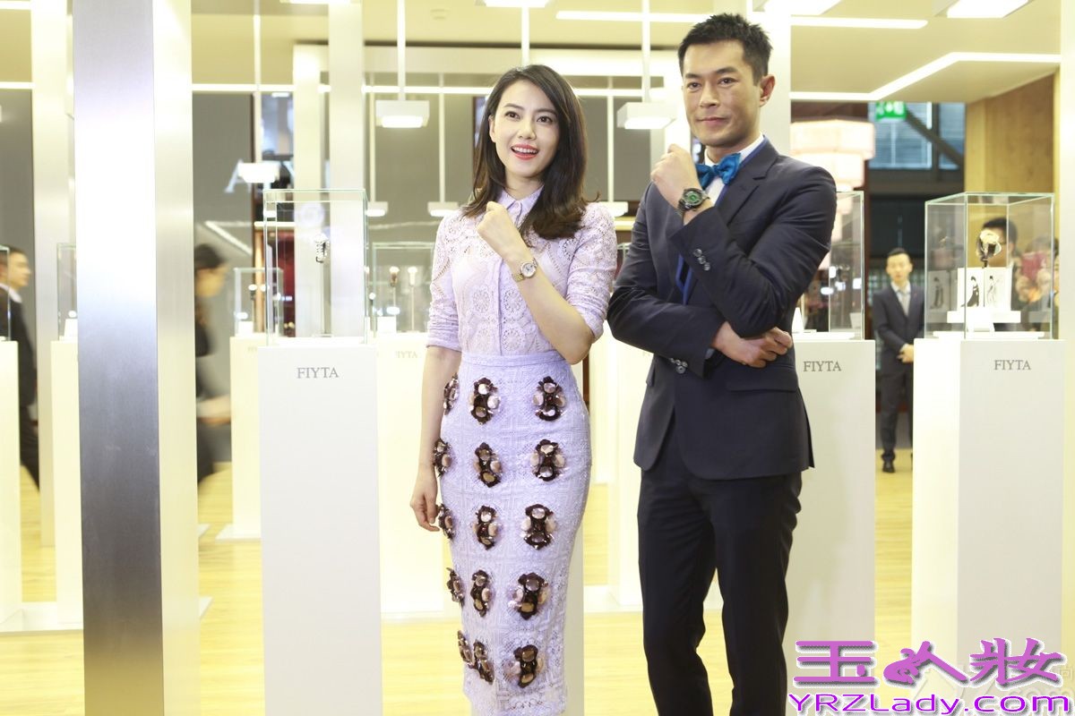 昨晚，高圆圆一袭雪青色蕾丝裙装亮相瑞士巴塞尔国际钟表展，与古天乐一同为其代言的某手表品牌造势。高圆圆鲜艳红唇搭配淑女范儿十足的蕾丝裙装极其抓人眼球，高贵优雅的同时又不失摩登性感。现场，高圆圆谈到其设计的一款腕表时表示灵感来自于动画片《鼹鼠的故事》：“小时候看过这个动画片，印象很深，有一只鼹鼠喜欢收集各式各样的音符，我设计的这款表上的音符图案就来自这里，如果用一个词来形容，就是‘浪漫情怀’吧。”