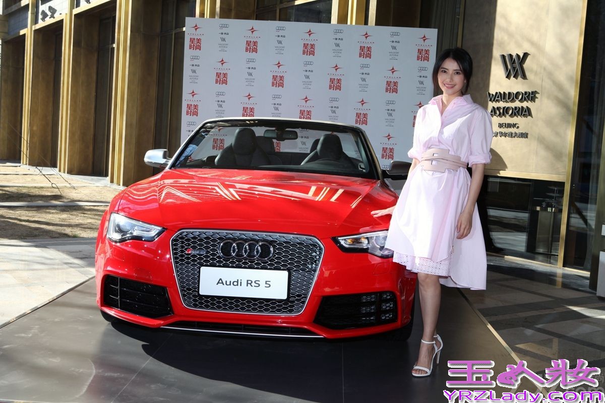 昨日，演员高圆圆以一身TOD`S2014春夏新款淡衬衫裙亮相星美时尚耀世启航酒会。淡粉色的衬衫裙搭配白色高跟鞋带来了一丝春的气息，突显高圆圆甜美可人。