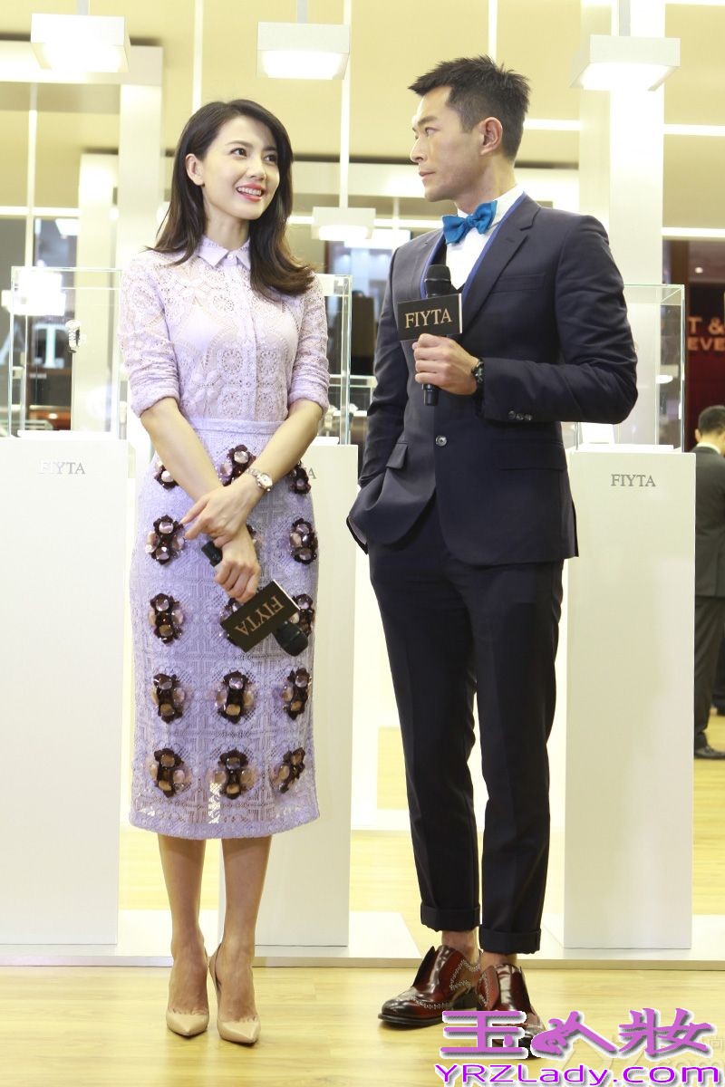 昨晚，高圆圆一袭雪青色蕾丝裙装亮相瑞士巴塞尔国际钟表展，与古天乐一同为其代言的某手表品牌造势。高圆圆鲜艳红唇搭配淑女范儿十足的蕾丝裙装极其抓人眼球，高贵优雅的同时又不失摩登性感。现场，高圆圆谈到其设计的一款腕表时表示灵感来自于动画片《鼹鼠的故事》：“小时候看过这个动画片，印象很深，有一只鼹鼠喜欢收集各式各样的音符，我设计的这款表上的音符图案就来自这里，如果用一个词来形容，就是‘浪漫情怀’吧。”