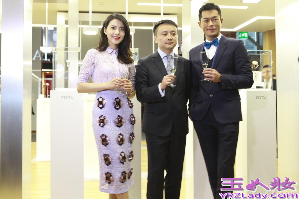 昨晚，高圆圆一袭雪青色蕾丝裙装亮相瑞士巴塞尔国际钟表展，与古天乐一同为其代言的某手表品牌造势。高圆圆鲜艳红唇搭配淑女范儿十足的蕾丝裙装极其抓人眼球，高贵优雅的同时又不失摩登性感。现场，高圆圆谈到其设计的一款腕表时表示灵感来自于动画片《鼹鼠的故事》：“小时候看过这个动画片，印象很深，有一只鼹鼠喜欢收集各式各样的音符，我设计的这款表上的音符图案就来自这里，如果用一个词来形容，就是‘浪漫情怀’吧。”