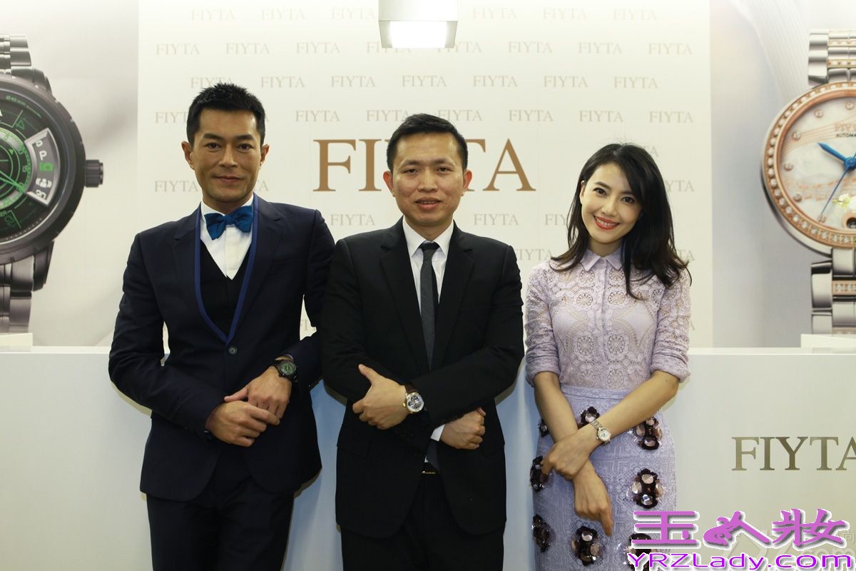 昨晚，高圆圆一袭雪青色蕾丝裙装亮相瑞士巴塞尔国际钟表展，与古天乐一同为其代言的某手表品牌造势。高圆圆鲜艳红唇搭配淑女范儿十足的蕾丝裙装极其抓人眼球，高贵优雅的同时又不失摩登性感。现场，高圆圆谈到其设计的一款腕表时表示灵感来自于动画片《鼹鼠的故事》：“小时候看过这个动画片，印象很深，有一只鼹鼠喜欢收集各式各样的音符，我设计的这款表上的音符图案就来自这里，如果用一个词来形容，就是‘浪漫情怀’吧。”